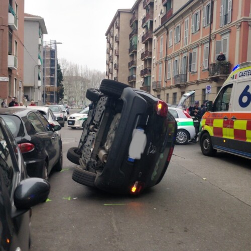 Scontro tra due auto in via Testore ad Alessandria, un mezzo ribaltato: nessun ferito