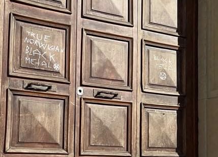 Deturpato il portone della chiesa di Santa Maria di Castello