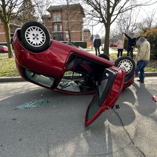 Auto cappottata in viale Teresa Michel. Una persona in codice verde