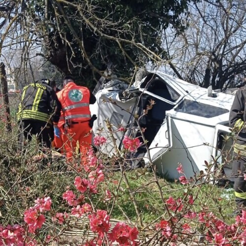 Auto esce di strada a Lobbi: conducente ricoverato in codice rosso