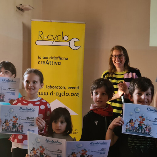 Fiab Amici delle Bici: tessere onorarie alle bambine e ai bambini del progetto Bicibus di Valmadonna
