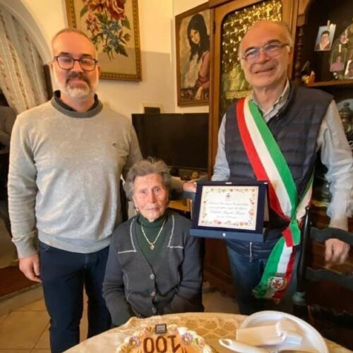 A Solero la festa per i 100 anni della signora Angela, premiata dal Comune con una targa