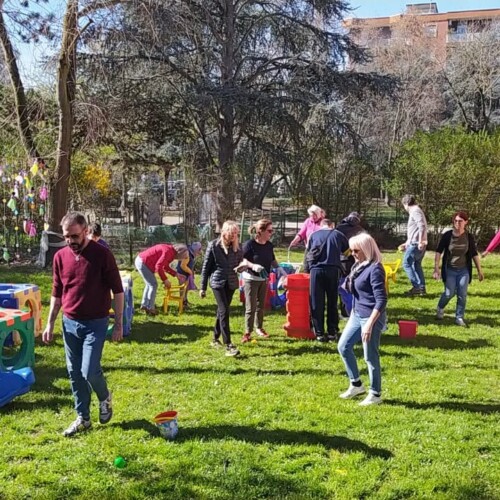 All’asilo Rodari i genitori dei bambini aiutano a sistemare e ad addobbare il prato per la primavera