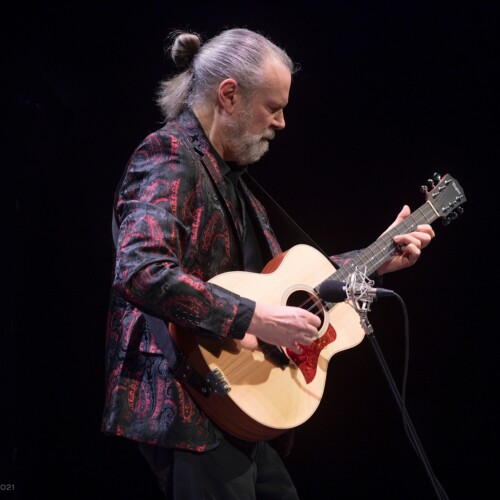 “Dichiarazioni d’amore. Storie di un domatore di note”. Il 13 aprile Beppe Gambetta al Teatro Alessandrino