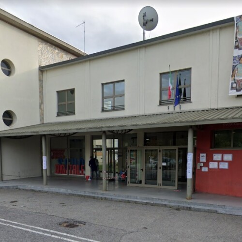 Atto vandalico al Carrà di Valenza. Danneggiata la vetrata della scuola