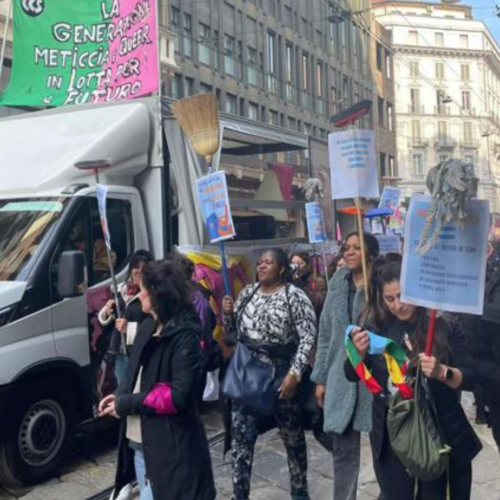 A Milano il corteo delle donne studentesse contro la politica sessista