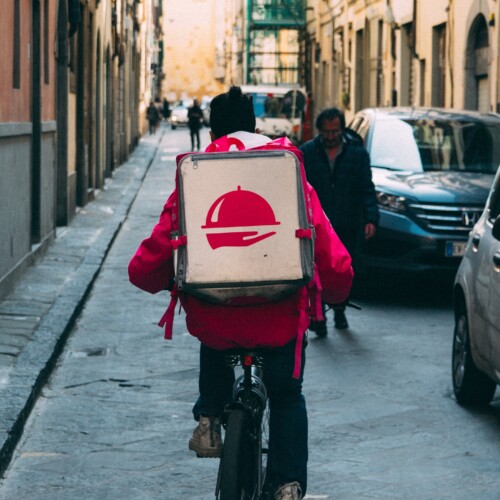 Controlli a tappeto sui rider. Spuntano i “caporali digitali”