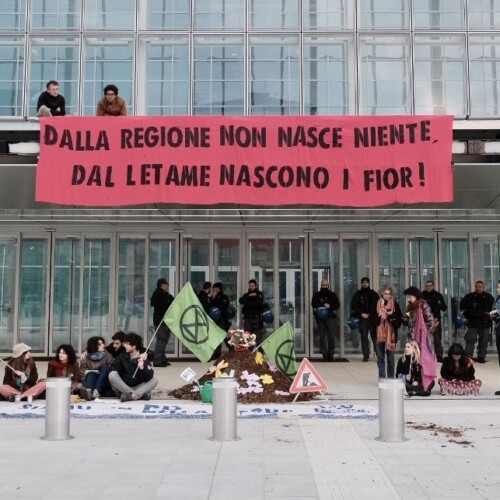 Un quintale di letame davanti al palazzo della Regione: “Crisi epocale ma si accelera verso il collasso”