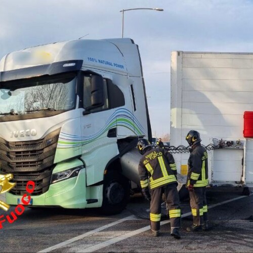 Incidente stradale a Zelo Buon Persico, coinvolto un mezzo pesante alimentato a GNL