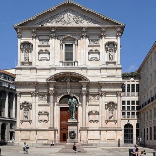 Agenti di polizia eroici salvano la vita di un uomo in arresto cardiaco a Milano