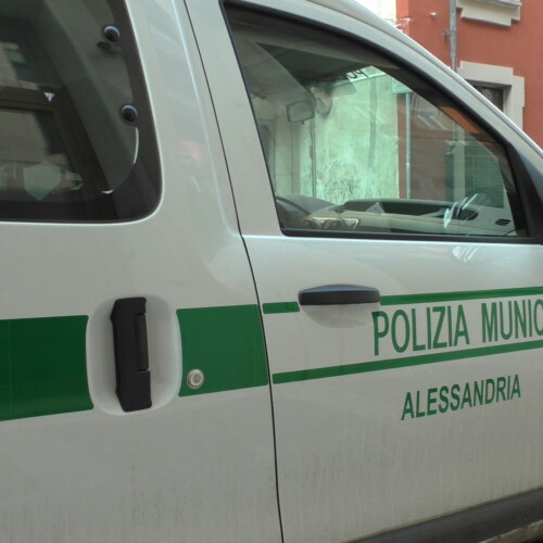 Provoca incidente e abbatte un cartello: era al volante con tasso di alcol 4 volte sopra i limiti