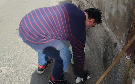 Deiezioni non pulite, ci pensa il gestore del locale: “Se non lo fai tu lo devo fare io”