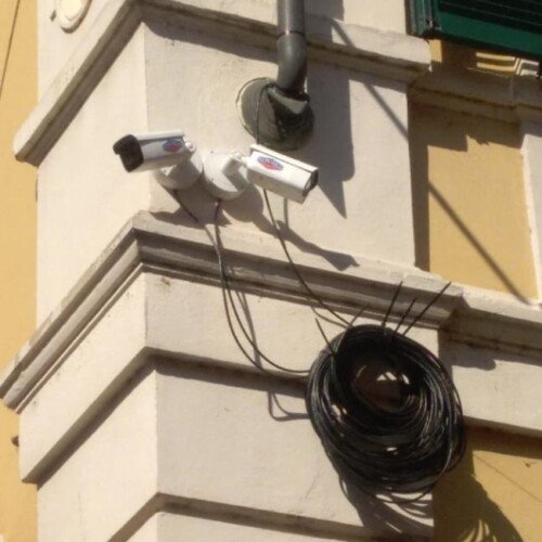 “Da mesi” c’è la telecamera ma non è collegata. Un valenzano: “Così serve solo da appoggio ai piccioni”