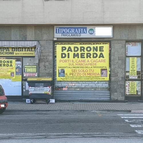“Padrone di m…”, il cartello del tipografo di Serravalle ripreso in tv: “E ora non ci sono più escrementi”