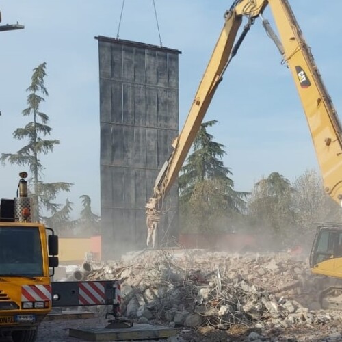 A Tortona abbattuta l’ultima parte dell’ex scuola di viale Kennedy