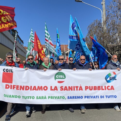 “La sanità pubblica non si vende, si difende”. In mille alla manifestazione di Cgil, Cisl e Uil ad Alessandria [FOTO]