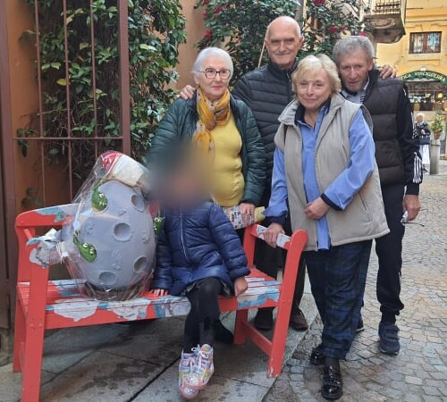 La piccola Viola vince il maxi-uovo della lotteria solidale dell’Associazione Idea   