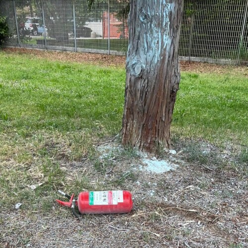 Atto vandalico nell’area verde dietro al parcheggio Berlinguer: svuotati estintori e poi abbandonati