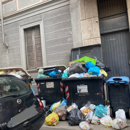Le proteste dei cittadini: bidoni rovesciati o stracolmi e ingombranti imbarazzanti