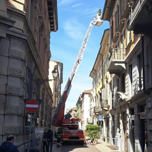 Tegole pericolanti in via Alessandro III: strada chiusa
