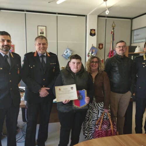 Trova una banconota e la consegna: il bel gesto di Riccardo, premiato dalla Polizia Locale di Valenza