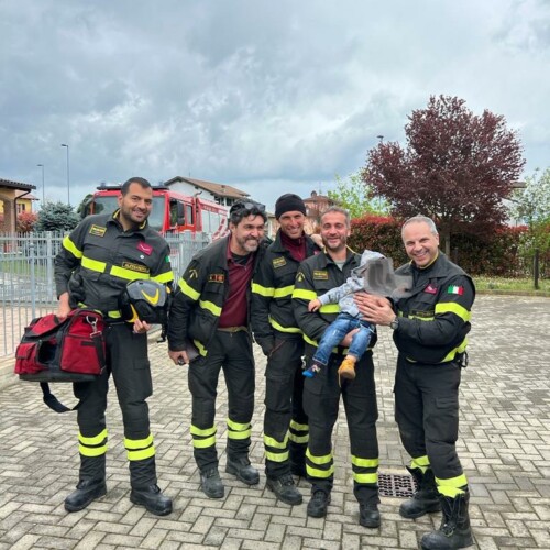 Bimbo resta chiuso in auto. Il “grazie” ai Vigili del Fuoco che l’hanno liberato
