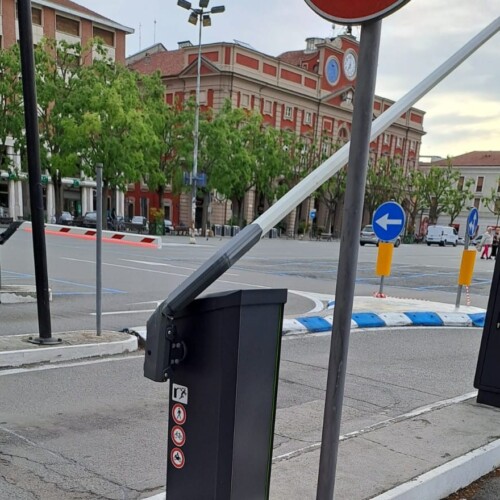 Vandali in azione: sbarra divelta e vetri infranti nel parcheggio di piazza della Libertà