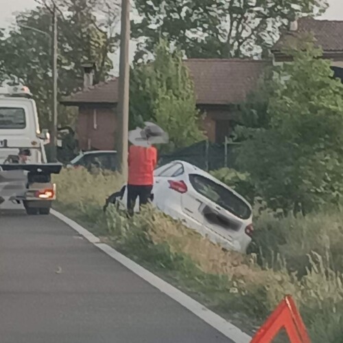 Auto fuori strada a Frugarolo: traffico rallentato verso Spinetta