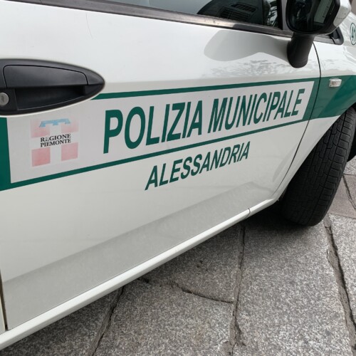 Investe ciclista davanti alla stazione di Alessandria e si allontana