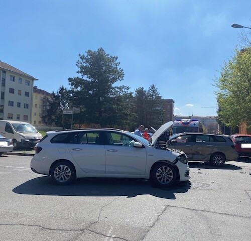 Scontro tra due auto tra via Pochettini e via Benedetto Croce ad Alessandria