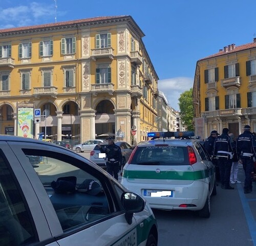 Lascia l’auto in doppia fila e dà in escandescenze con l’agente della Polizia Locale
