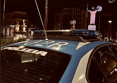 Ruba i regali di Natale e si butta in un canale per sfuggire alla Polizia: arrestato