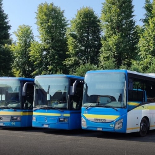 Bus in ritardo, corse saltate e studenti lasciati “a piedi”. Il disappunto per un servizio “pagato caro e non all’altezza”