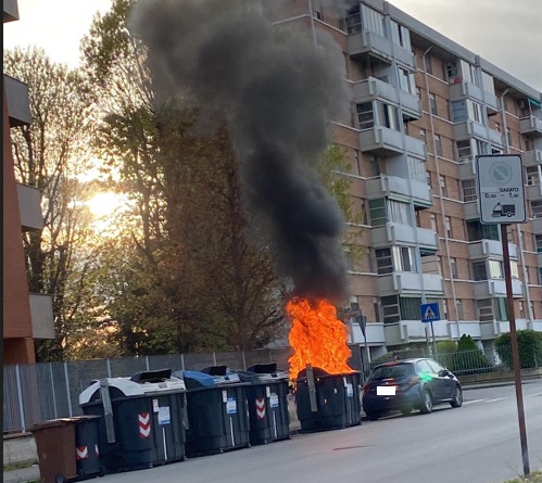 Cassonetto in fiamme in via Galimberti ad Alessandria. Vigili del Fuoco spengono l’incendio