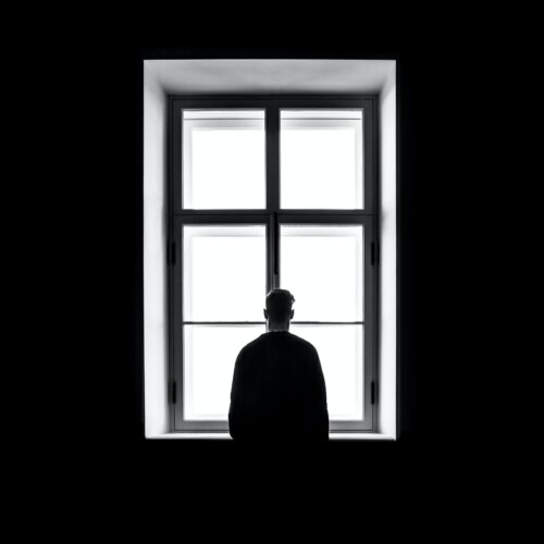 Minaccia il suicidio in via Viora ad Alessandria: minuti di apprensione nella notte