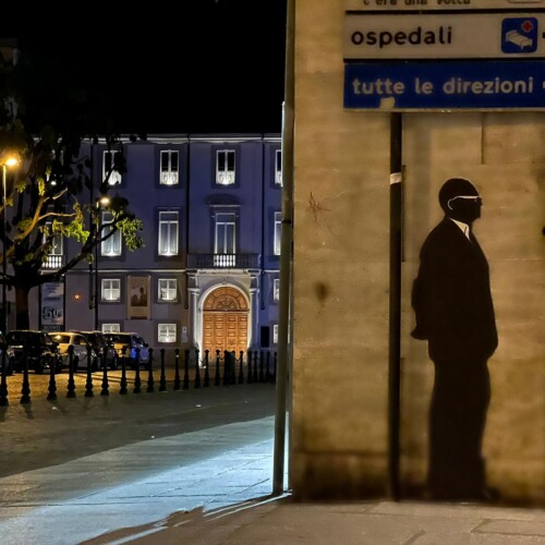 Mantelli all’improvviso su muri e portoni: il suo profilo apparso nella notte in alcune vie