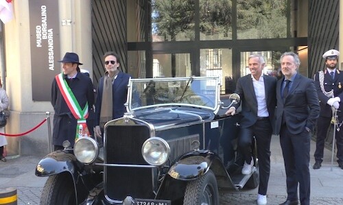 Borsalino apre le porte del museo e ricrea l’iconica locandina del film “Borsalino” con i figli di Delon e Belmondo