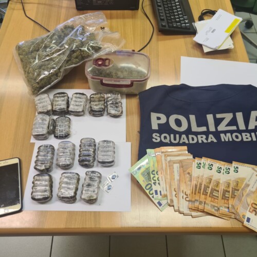 In una cassaforte dietro a un quadro 1,3 chili di hashish: spacciatore smascherato dall’unità cinofila