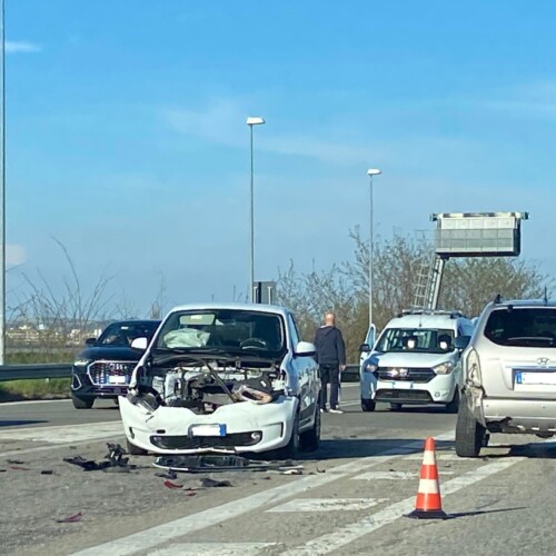 Incidente sulla tangenziale di Alessandria: tre auto coinvolte, una persona ferita ma non è grave