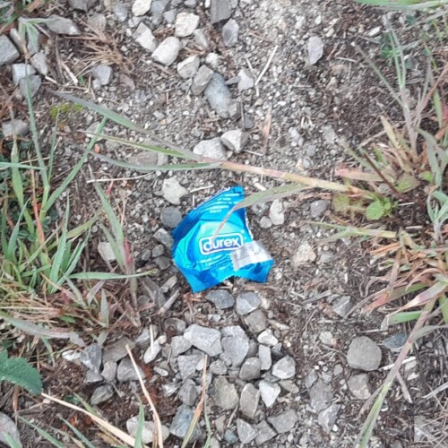 Via Giordano Bruno sempre piena di rifiuti, tra preservativi, bottiglie e cartacce