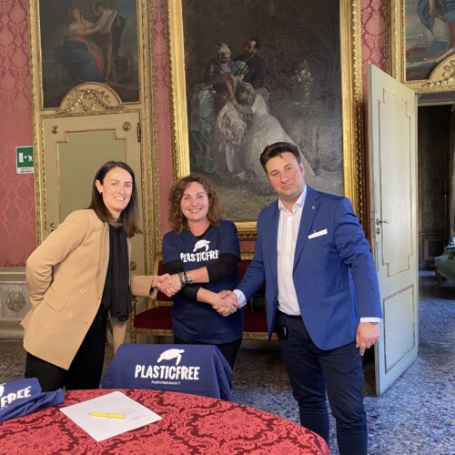 Sabato associazione Plastic Free e cittadini impegnati nel ripulire Casale