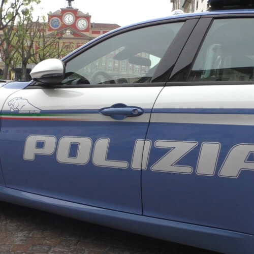 Visti mentre si arrampicano su una grondaia, due ladri finiscono in manette