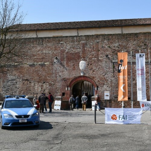 Entra negli uffici Asl e ruba dagli armadietti carte di credito: denunciata dalla Polizia