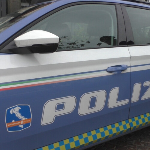 Non si ferma all’alt al casello e fugge: bloccato in centro ad Asti. Era ubriaco e con una patente falsa