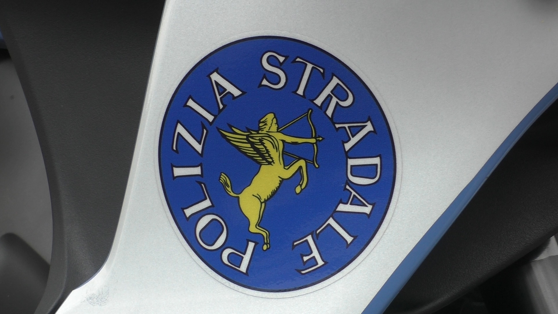 Cammina di notte sulla A21 in stato di agitazione: l’intervento della Polizia Stradale di Alessandria