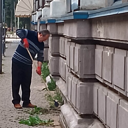 Con un rastrello toglie le erbacce dal marciapiede, il bel gesto del signor Salvatore: “Lo faccio anche a casa”
