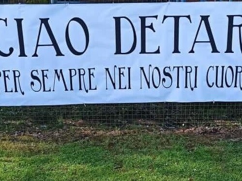 Una maglietta e uno striscione per Detar: il cordoglio del Sale