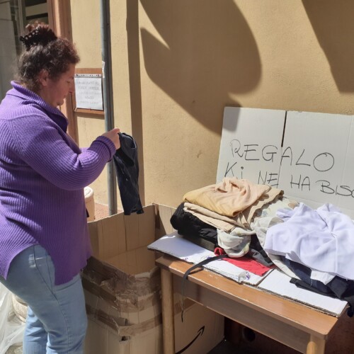 “Servono vestiti e scarpe per bimbi”: appello della commerciante di via Mazzini per aiutare chi è in difficoltà