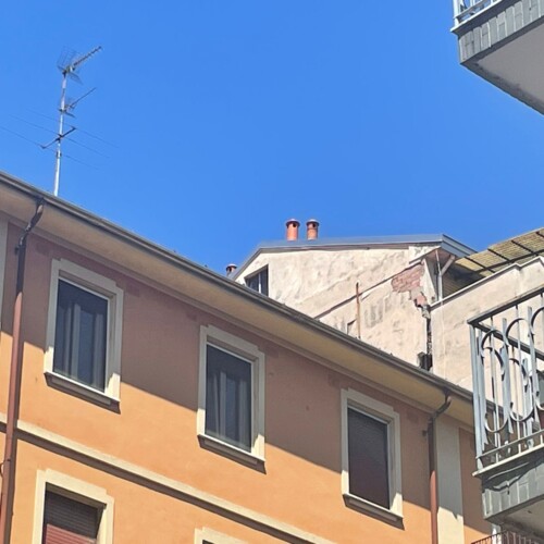 Rischio distacco di parte facciata di un edificio in via Gramsci