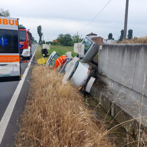 Auto ribaltata a San Michele: traffico rallentato verso Felizzano